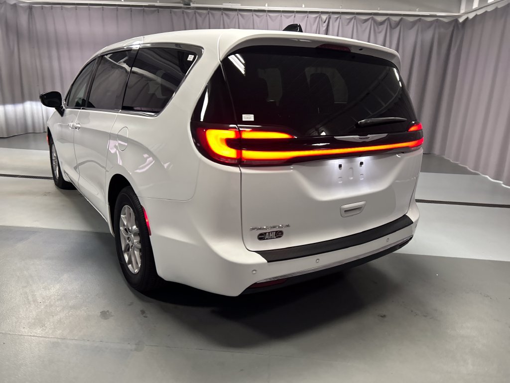 Used 2025 Chrysler Pacifica Select FWD image 5