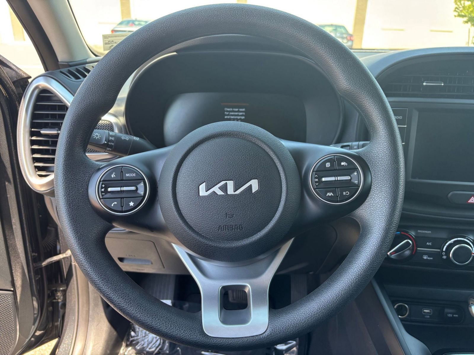Used 2025 Kia Soul LX w/ LX Technology Package FWD image 27