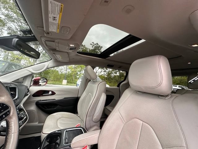 Used 2019 Chrysler Pacifica Limited w/ Tire & Wheel Group FWD image 27