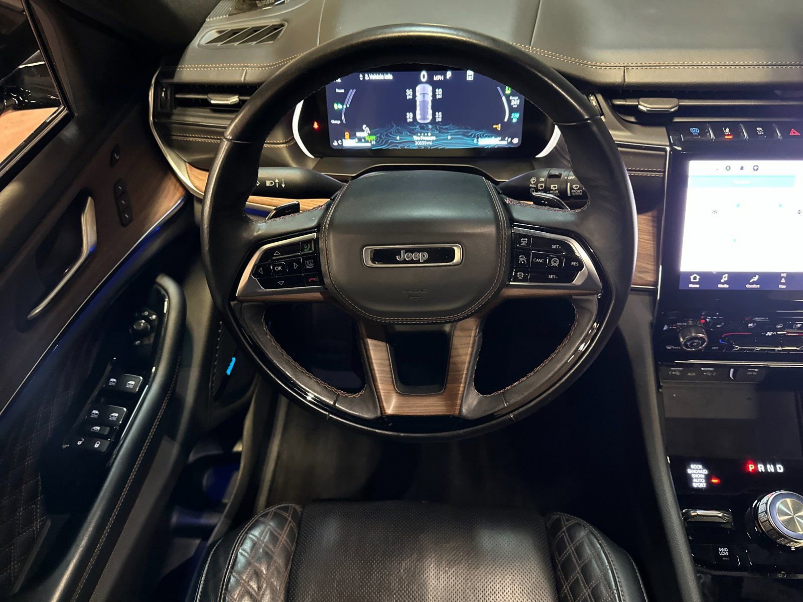 Used 2023 Jeep Grand Cherokee Summit w/ Advanced Protech Group IV AWD/4WD image 13