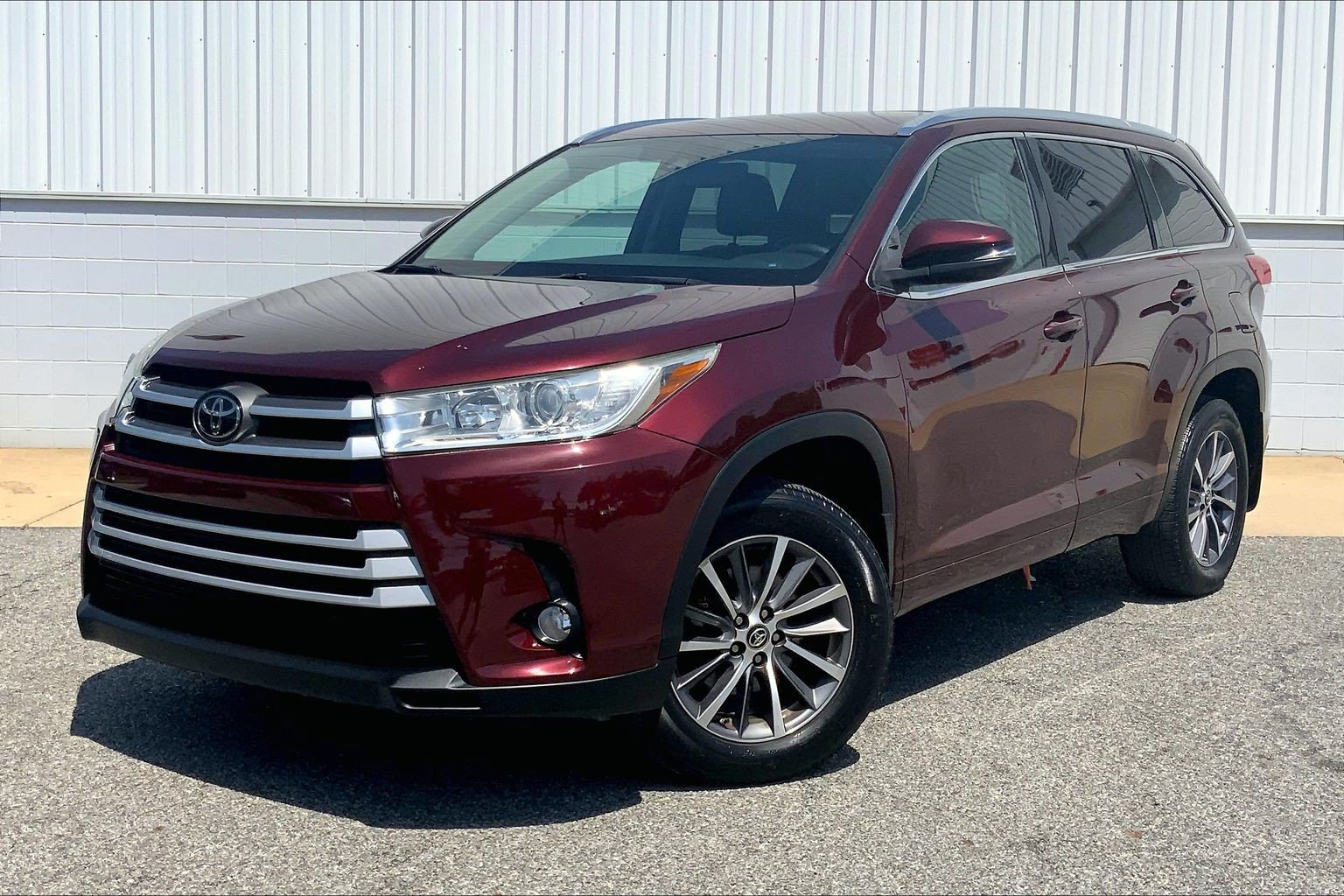 Used 2018 Toyota Highlander XLE AWD/4WD image 2
