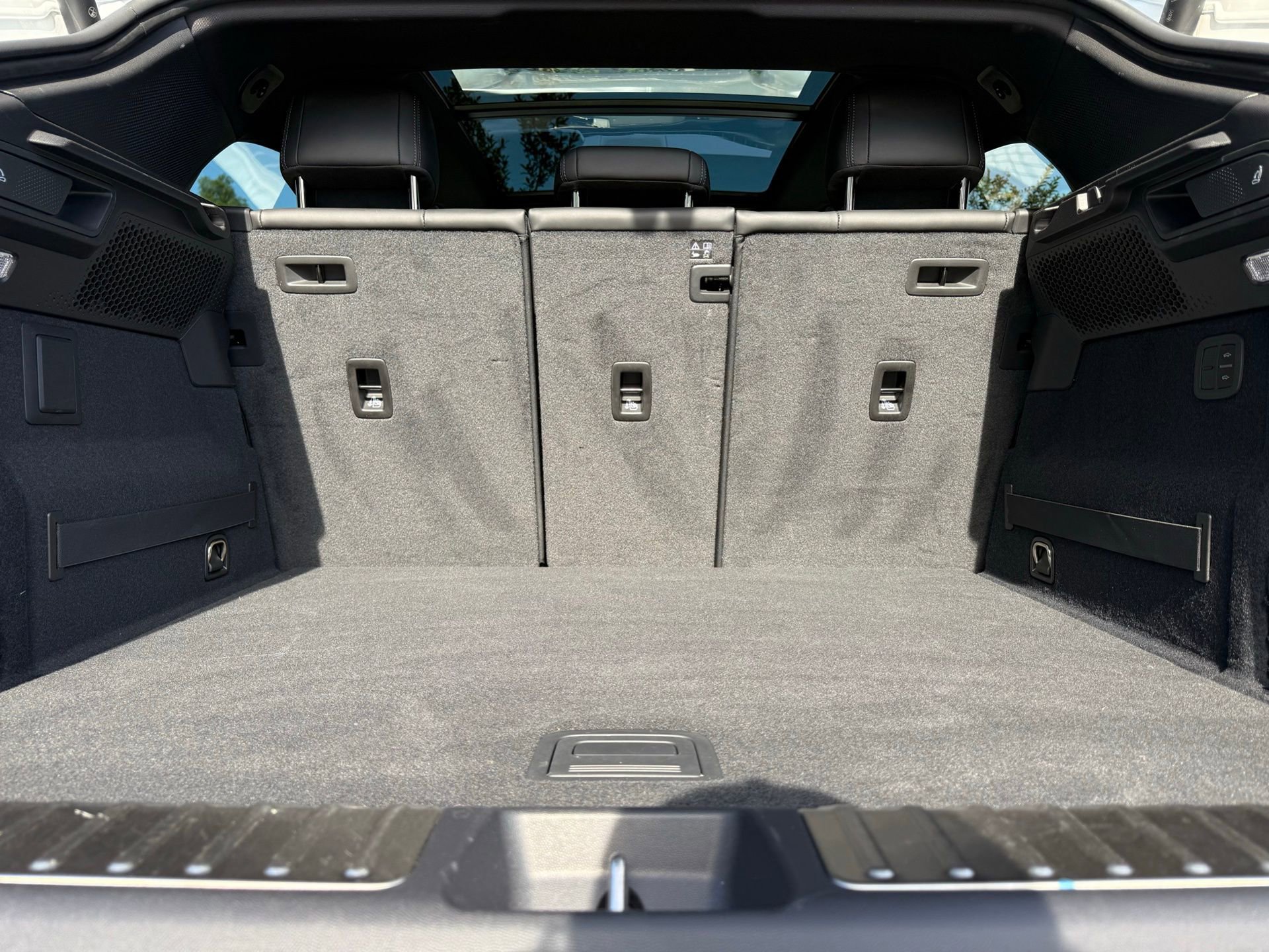 Used 2025 Porsche Macan 4 Electric image 34