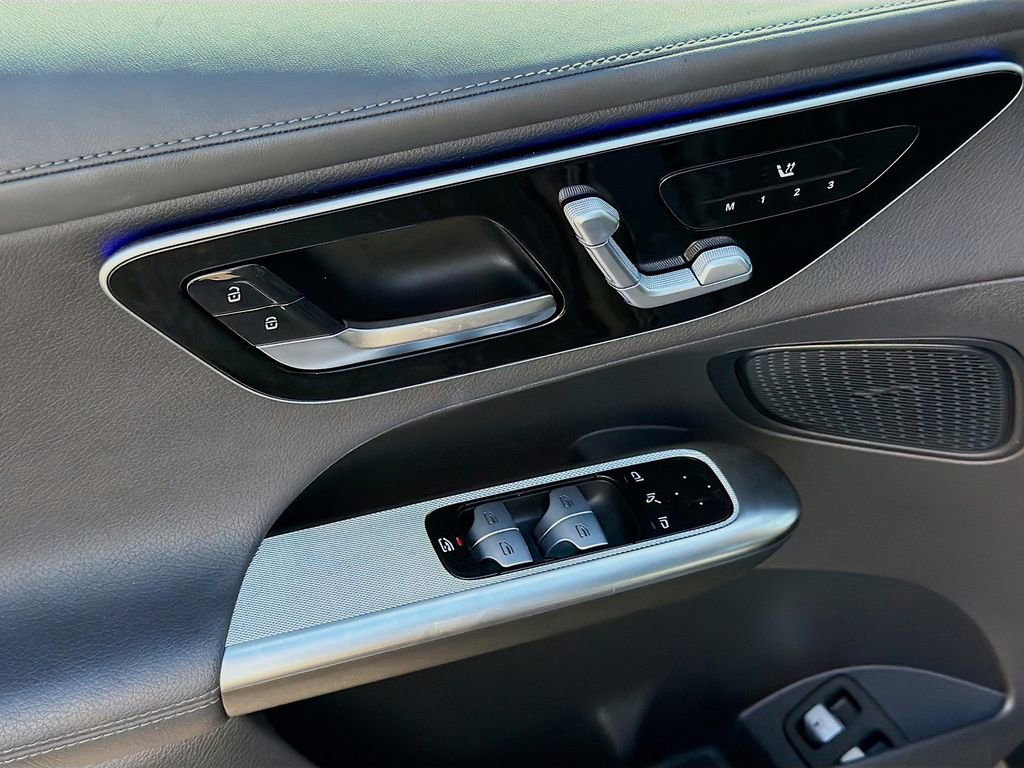 Used 2025 Mercedes-Benz GLC 350e 4MATIC image 23