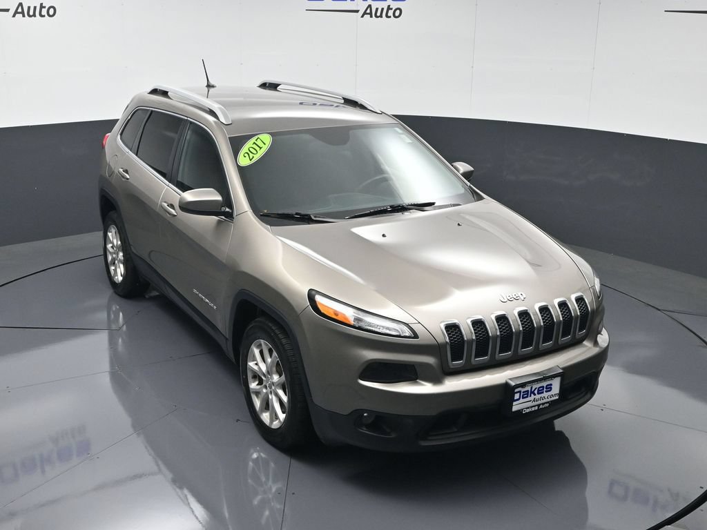 Used 2017 Jeep Cherokee Latitude w/ Cold Weather Group FWD image 42