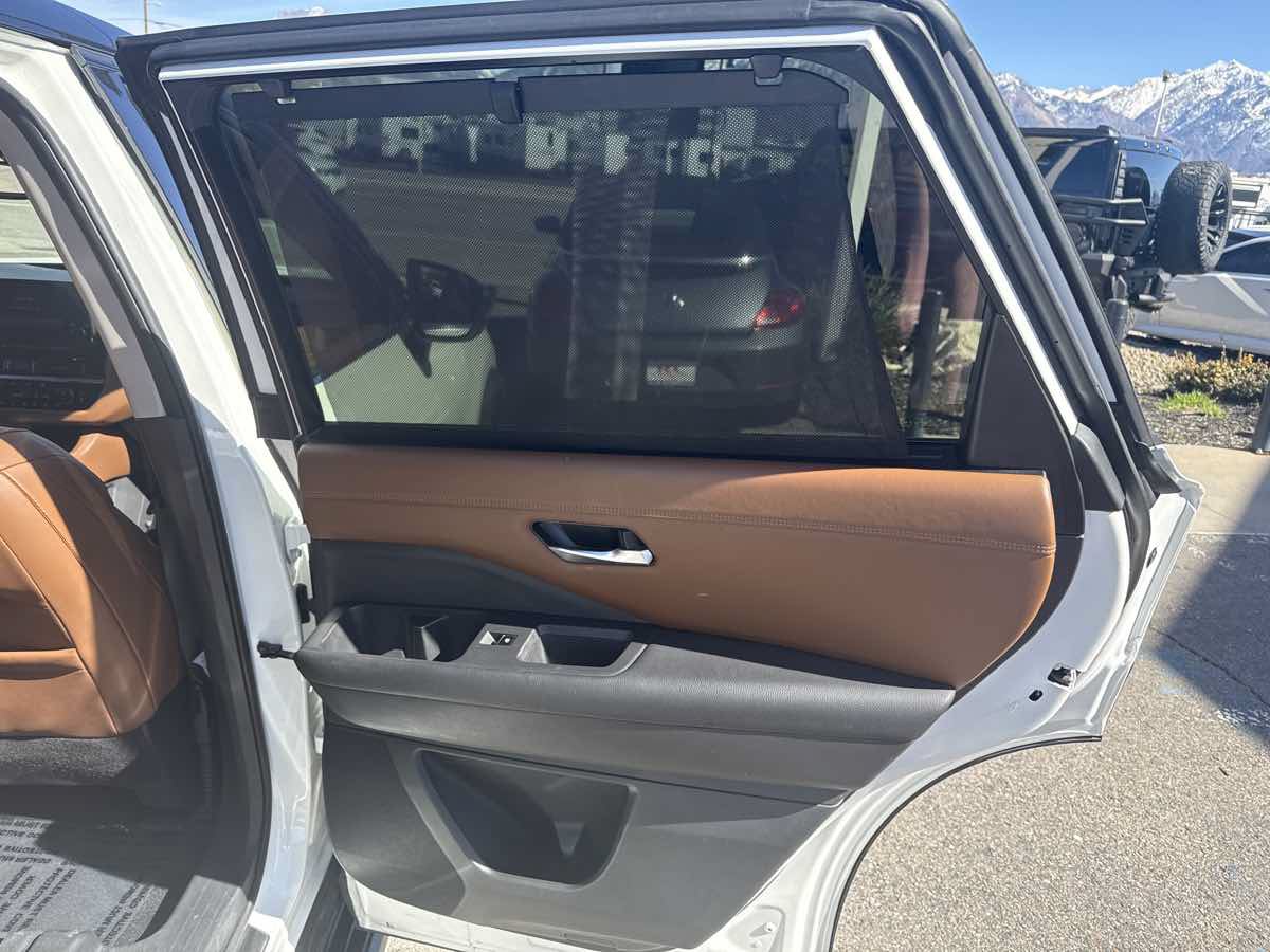 Used 2022 Nissan Pathfinder Platinum w/ Lighting Package (N93) AWD/4WD image 22
