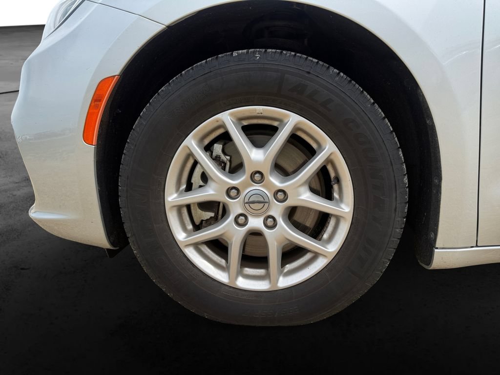 Used 2024 Chrysler Pacifica Touring-L FWD image 11