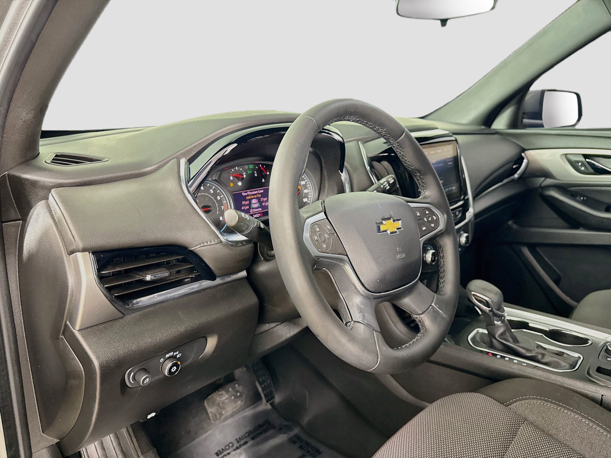 Used 2023 Chevrolet Traverse LT FWD image 11
