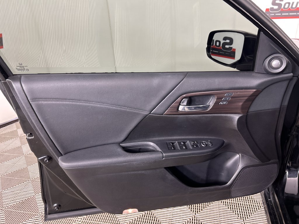 Used 2017 Honda Accord Touring image 10