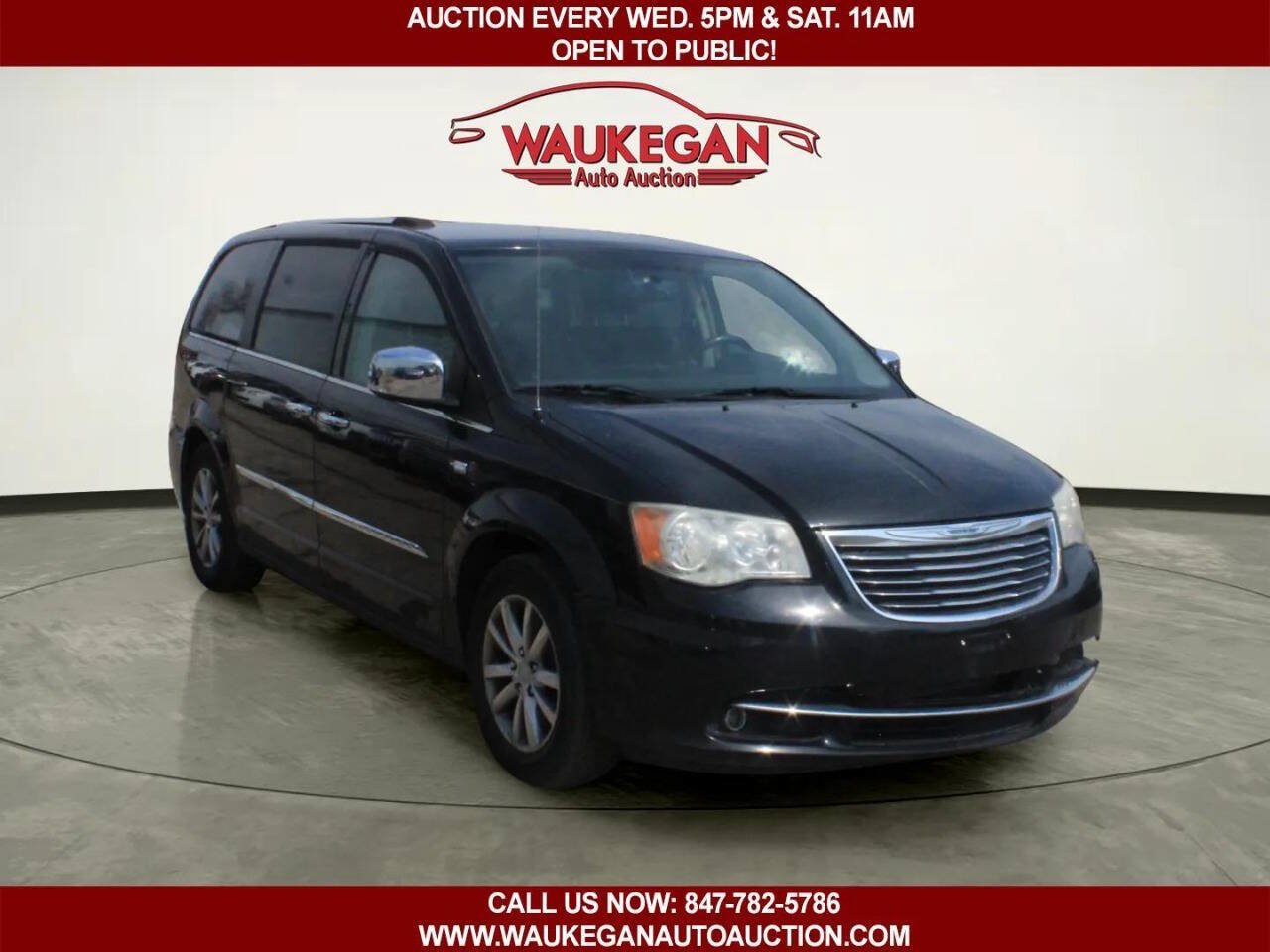 Used 2014 Chrysler Town & Country Touring-L FWD image 2