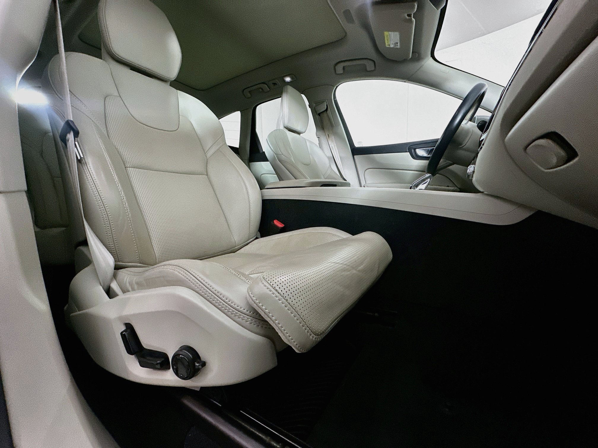 Used 2022 Volvo XC60 B5 Inscription w/ Advanced Package FWD image 33