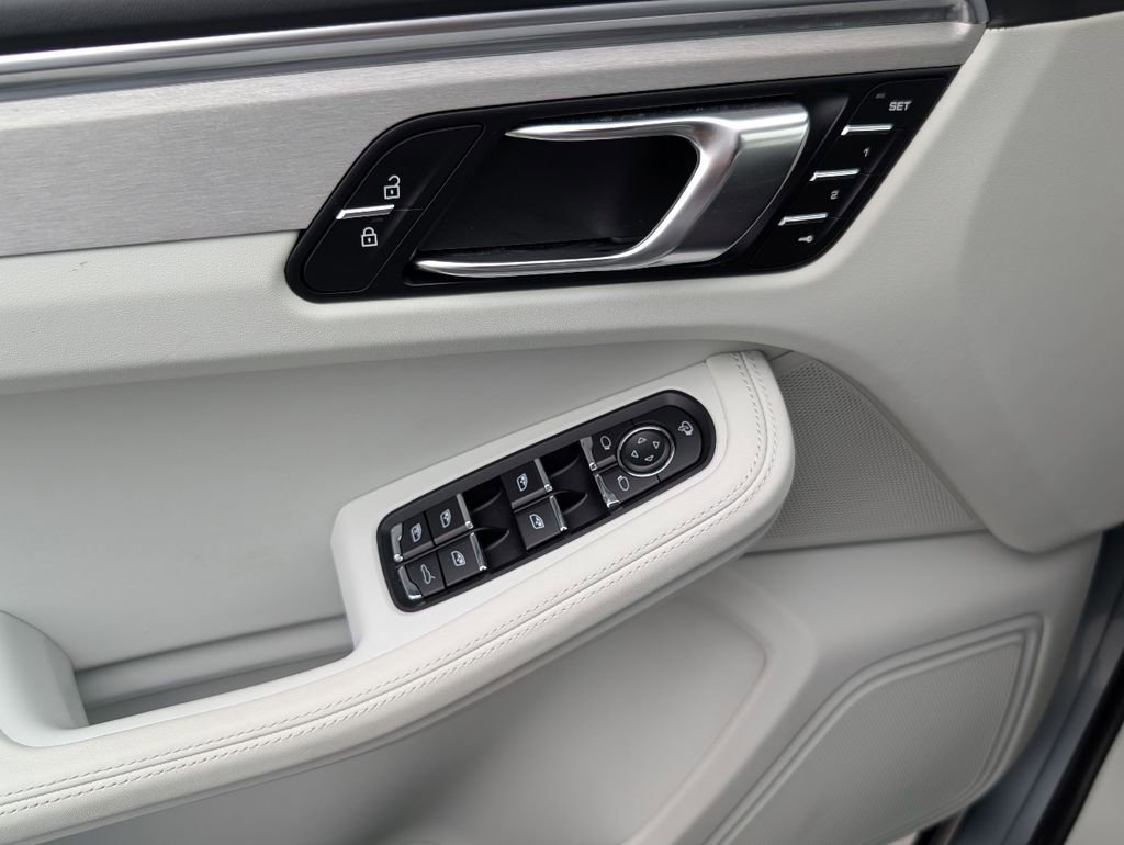 Certified 2024 Porsche Macan AWD/4WD image 20
