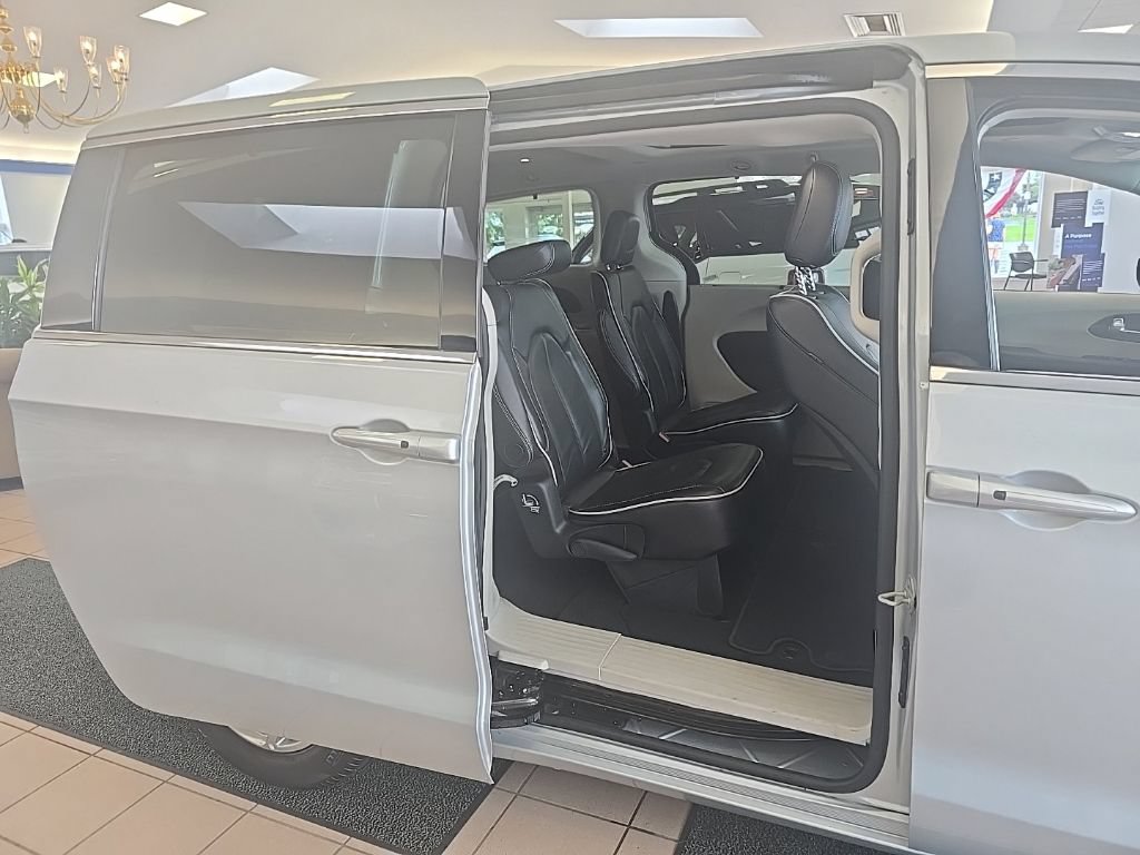 Used 2024 Chrysler Pacifica Limited FWD image 40