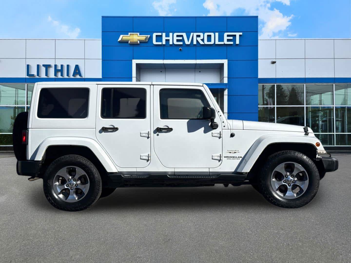 Used 2016 Jeep Wrangler Unlimited Sahara w/ Max Tow Package AWD/4WD image 8