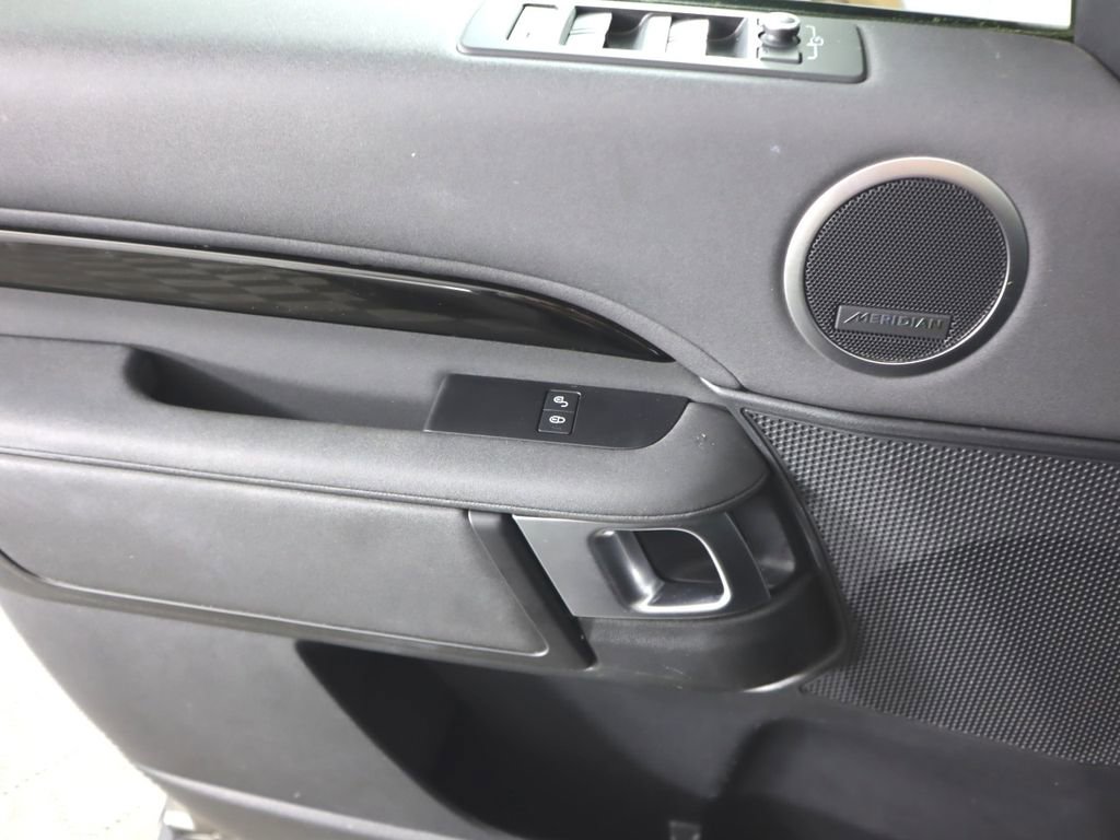 Used 2020 Land Rover Discovery SE AWD/4WD image 21