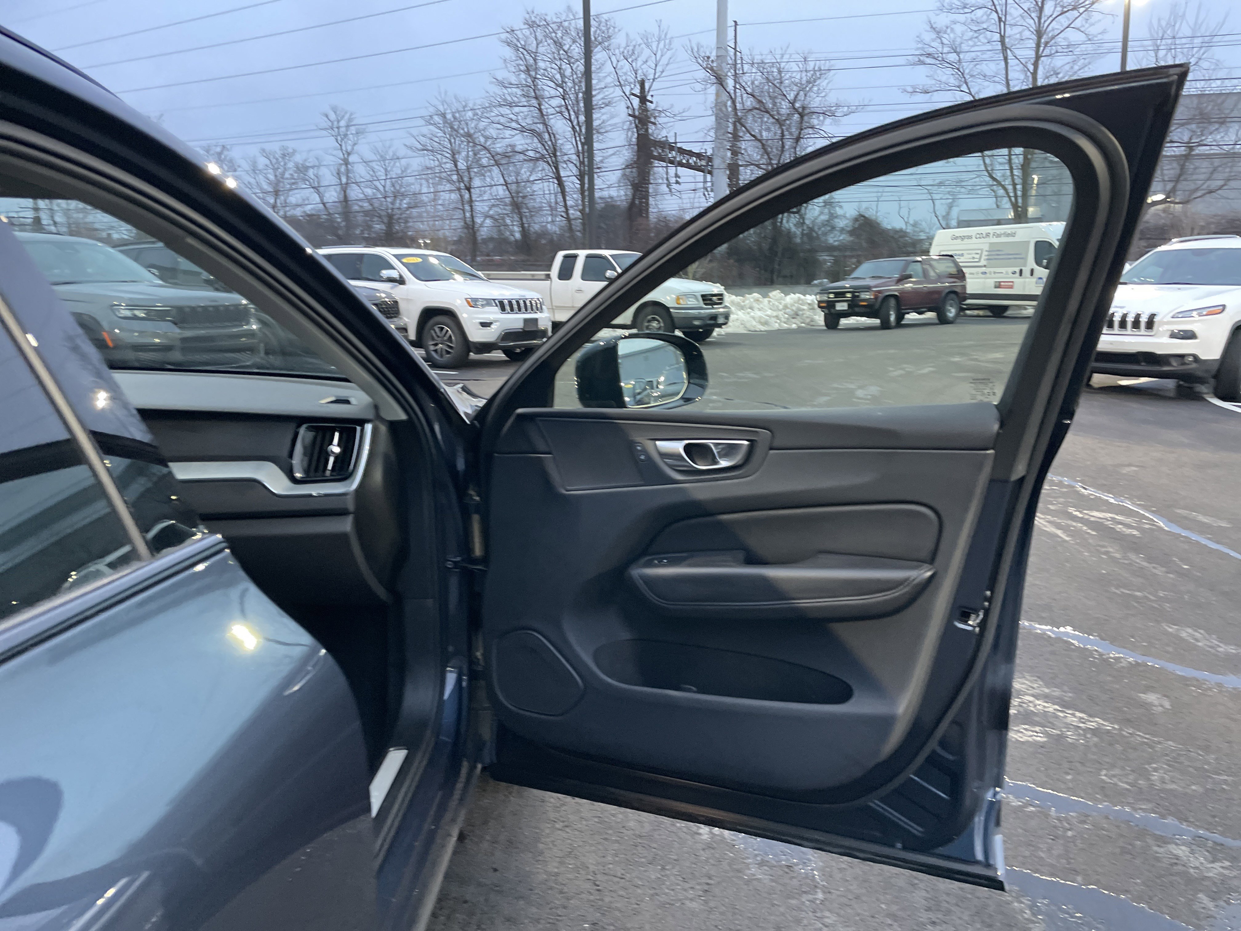 Used 2025 Volvo XC60 B5 Plus image 9