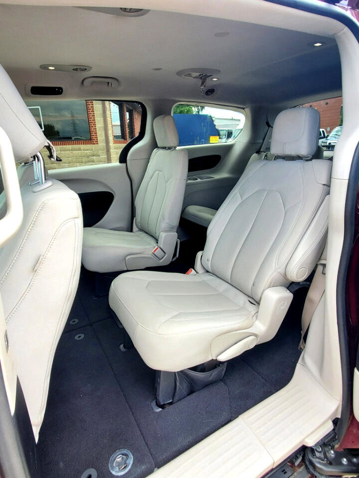 Used 2017 Chrysler Pacifica Touring image 18