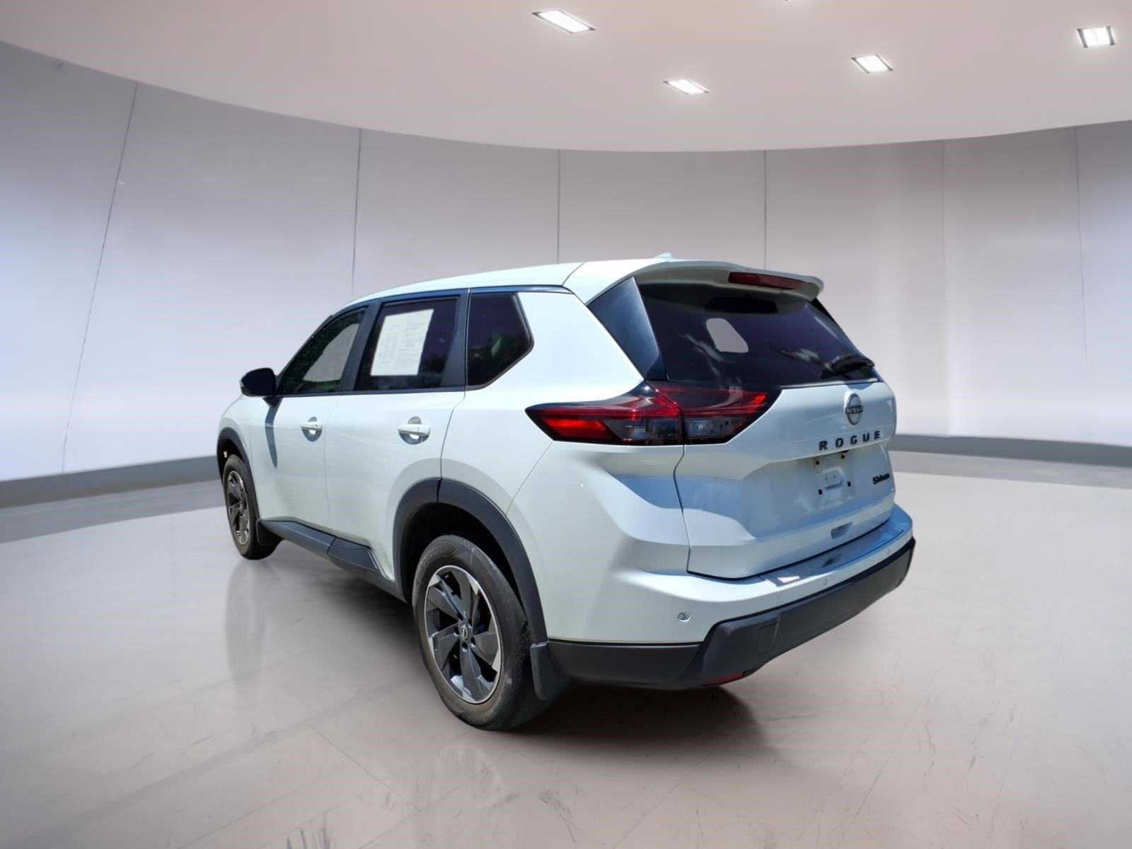 Used 2024 Nissan Rogue SV AWD/4WD image 3