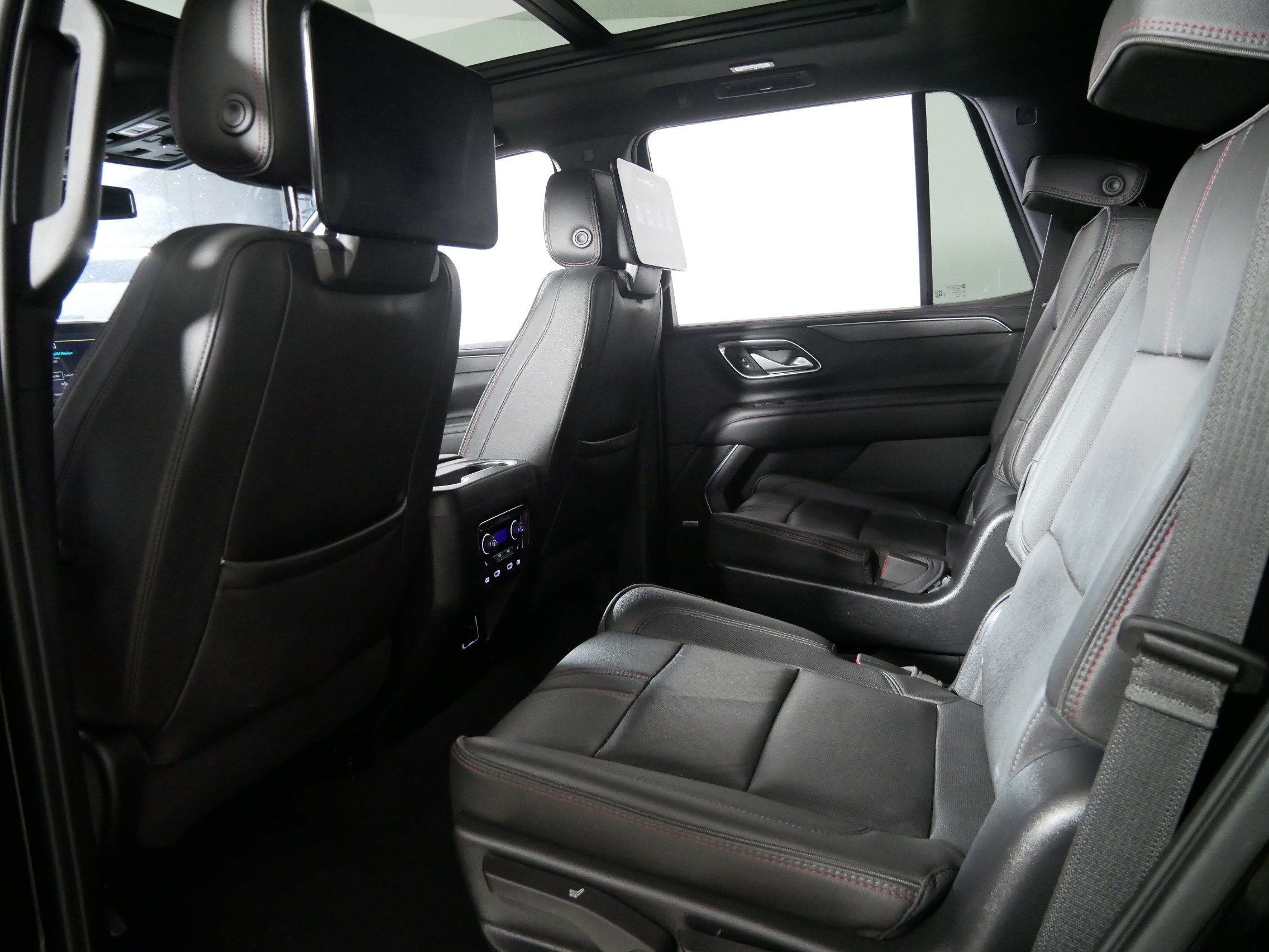 Used 2022 Chevrolet Tahoe RST w/ Luxury Package AWD/4WD image 32
