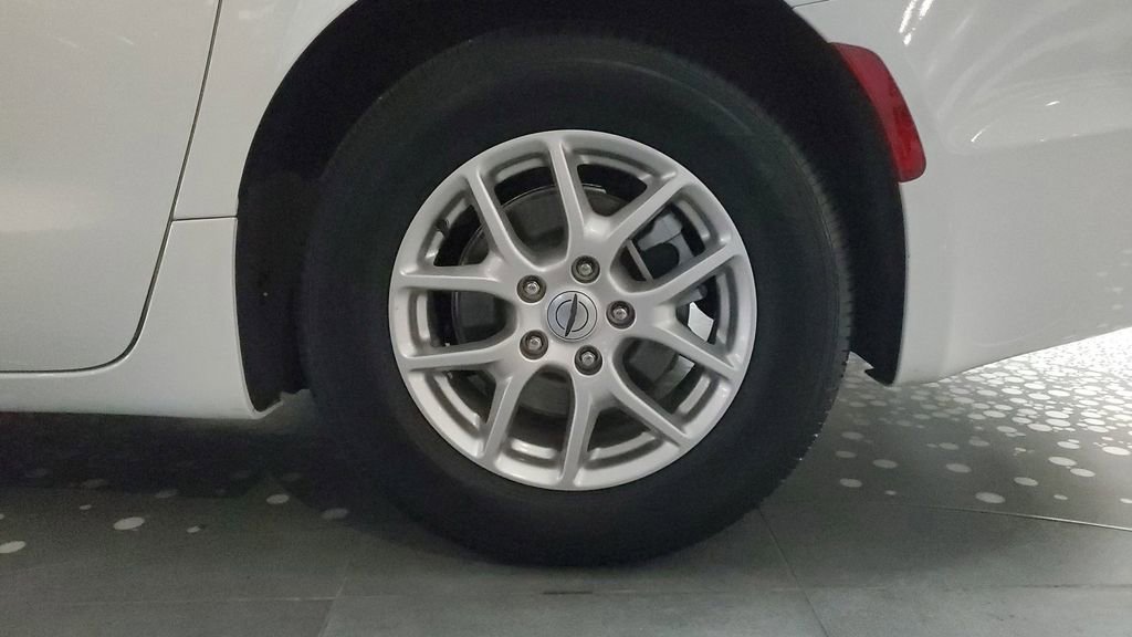 Used 2025 Chrysler Voyager LX image 6