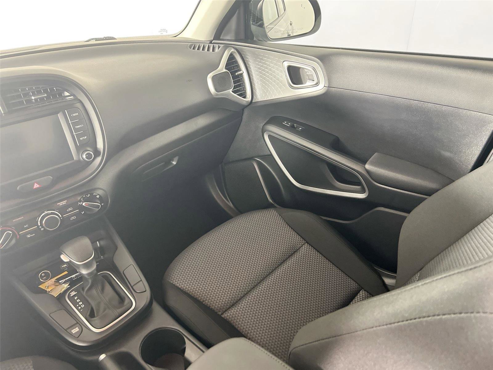 Used 2025 Kia Soul LX w/ LX Technology Package FWD image 23