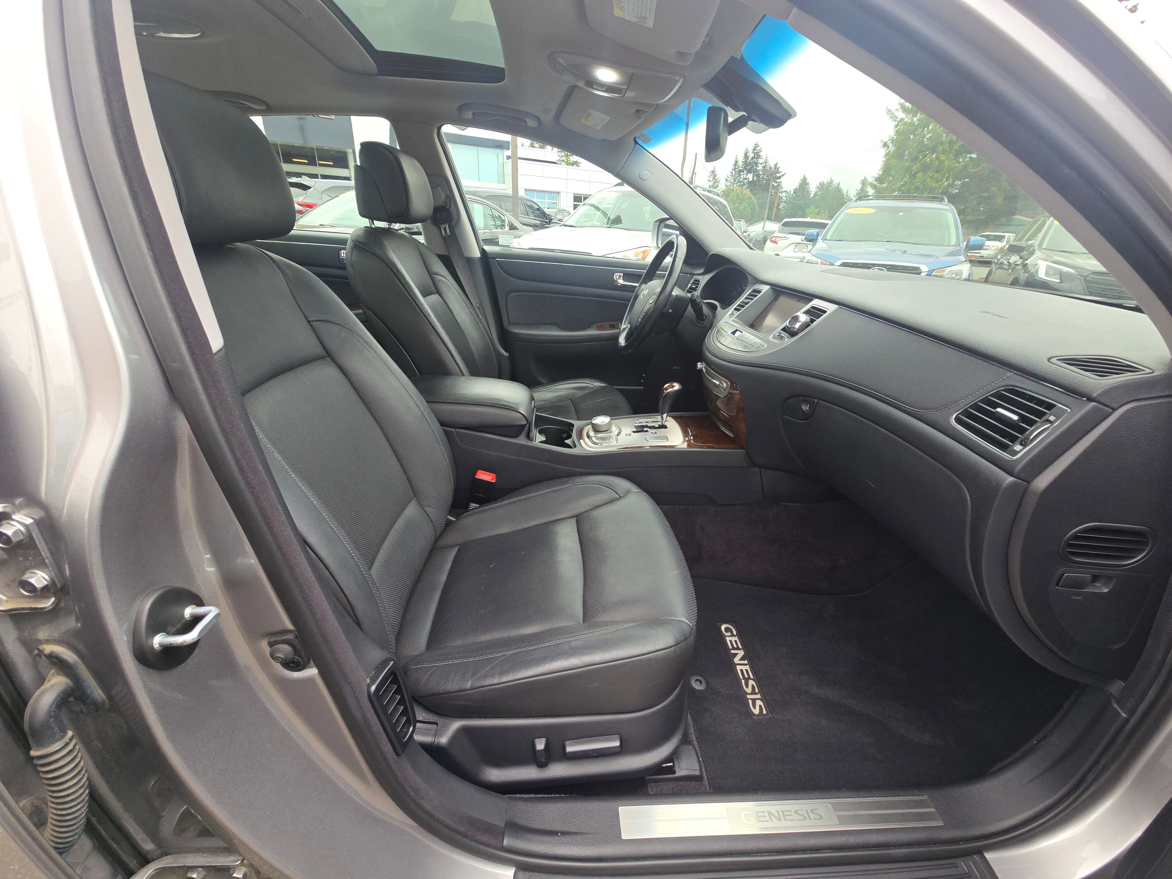 Used 2009 Hyundai Genesis 3.8 w/ Technology Pkg 4 RWD image 11