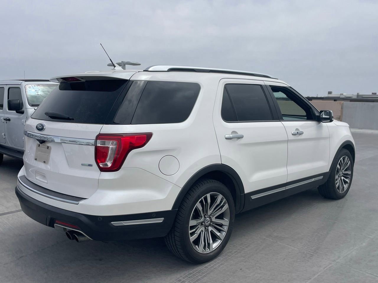 Used 2018 Ford Explorer Platinum AWD/4WD image 2