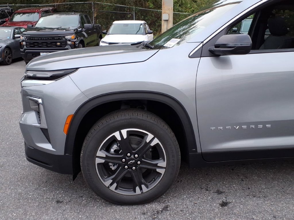 New 2027 Chevrolet Traverse LT w/ Sun and Wheel Package FWD image 6