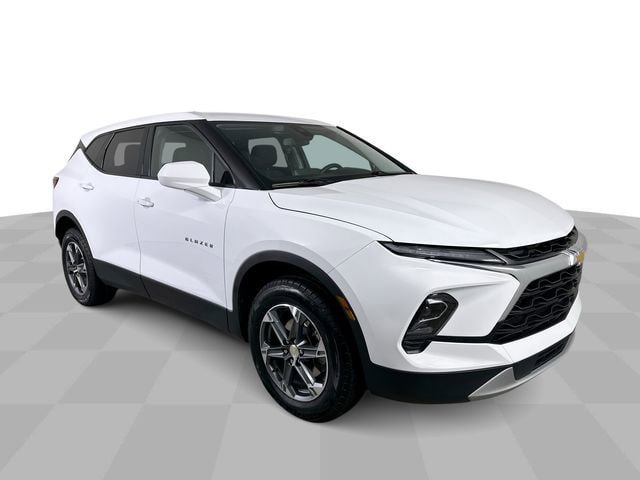 Used 2025 Chevrolet Blazer LT FWD image 2