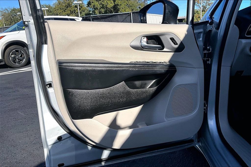 Used 2024 Chrysler Pacifica Touring-L image 18