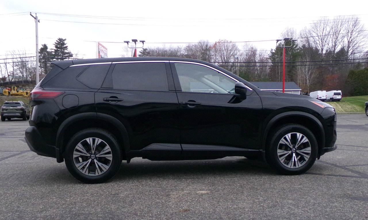 Used 2021 Nissan Rogue SV image 2