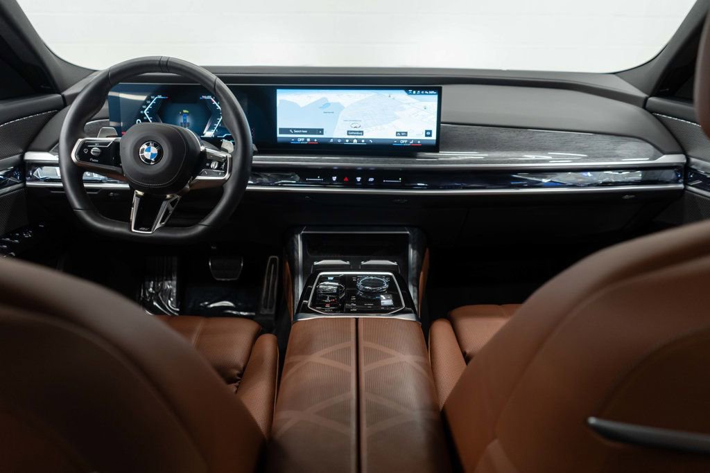Used 2025 BMW 760i xDrive image 8