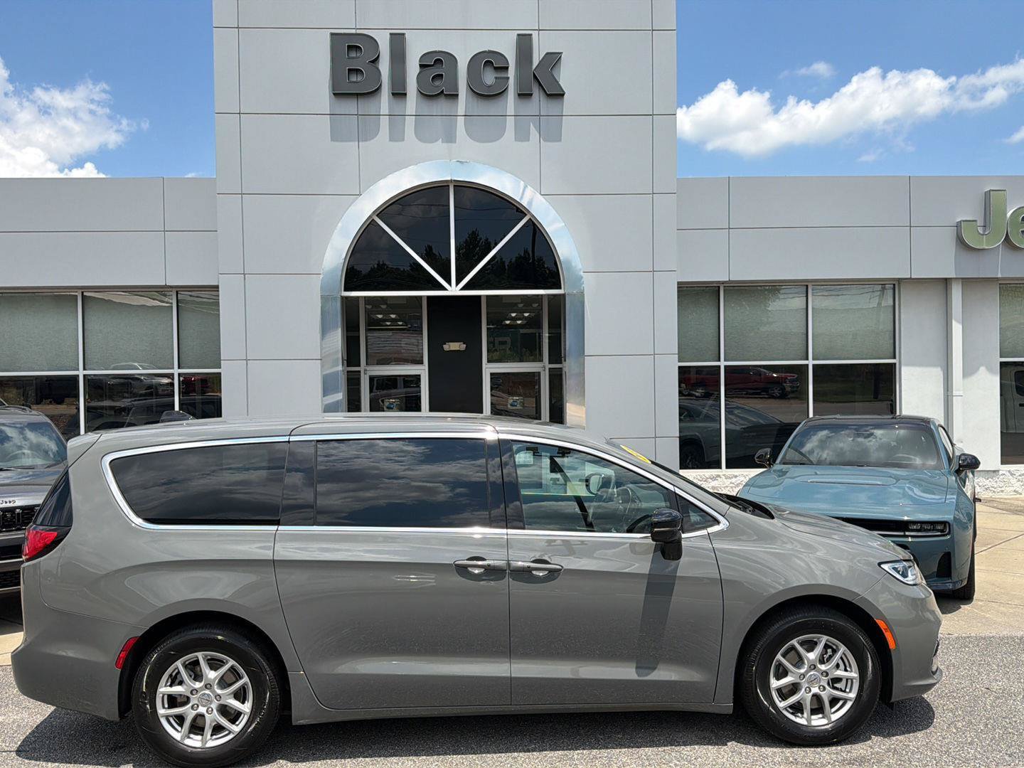 Certified 2025 Chrysler Pacifica Select FWD image 3