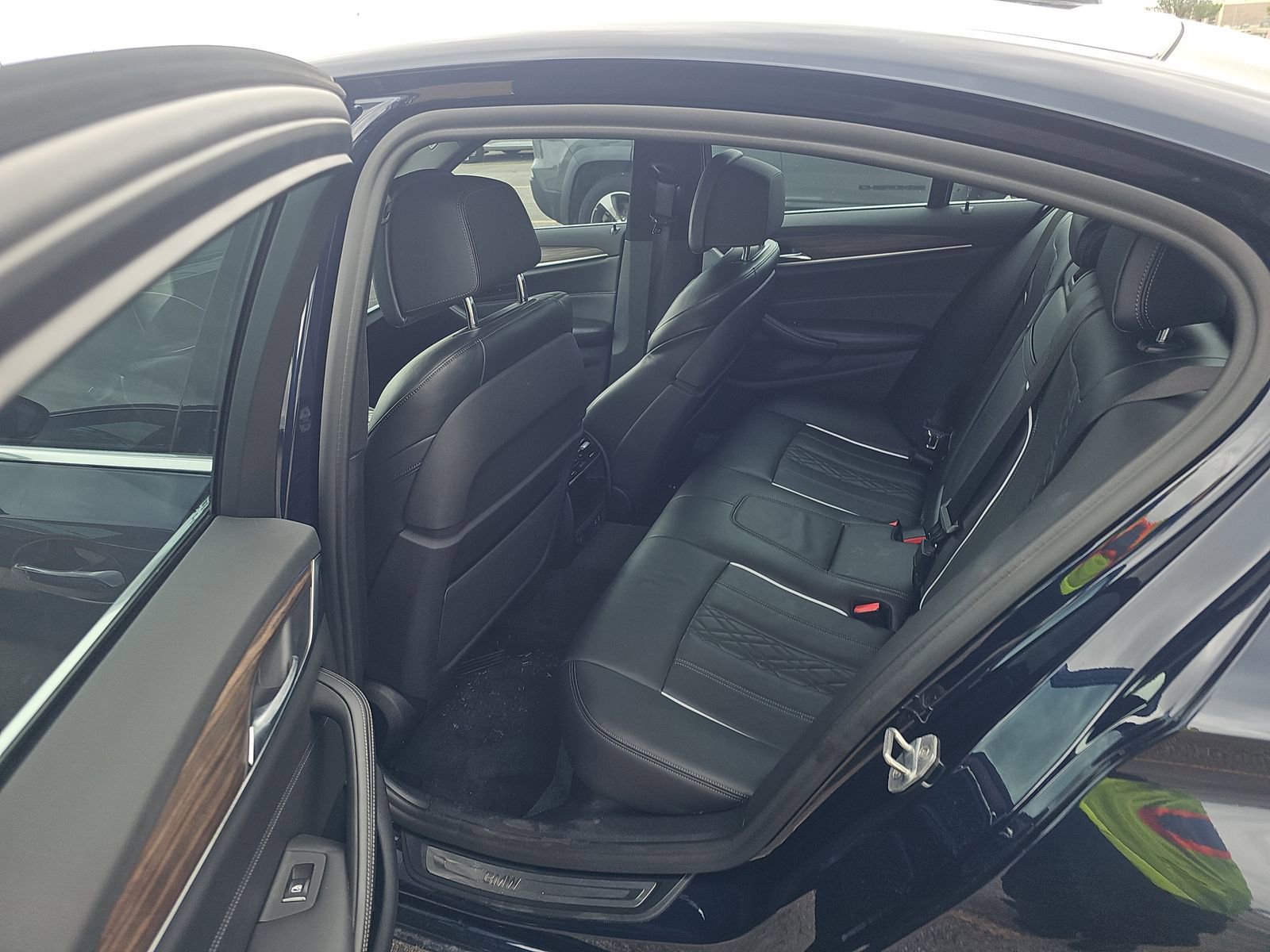 Used 2020 BMW 530e xDrive w/ Premium Package AWD/4WD image 4