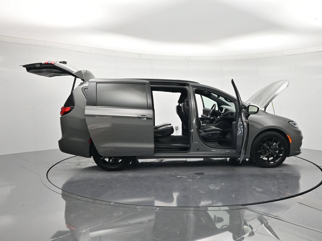 Used 2025 Chrysler Pacifica Limited FWD image 48