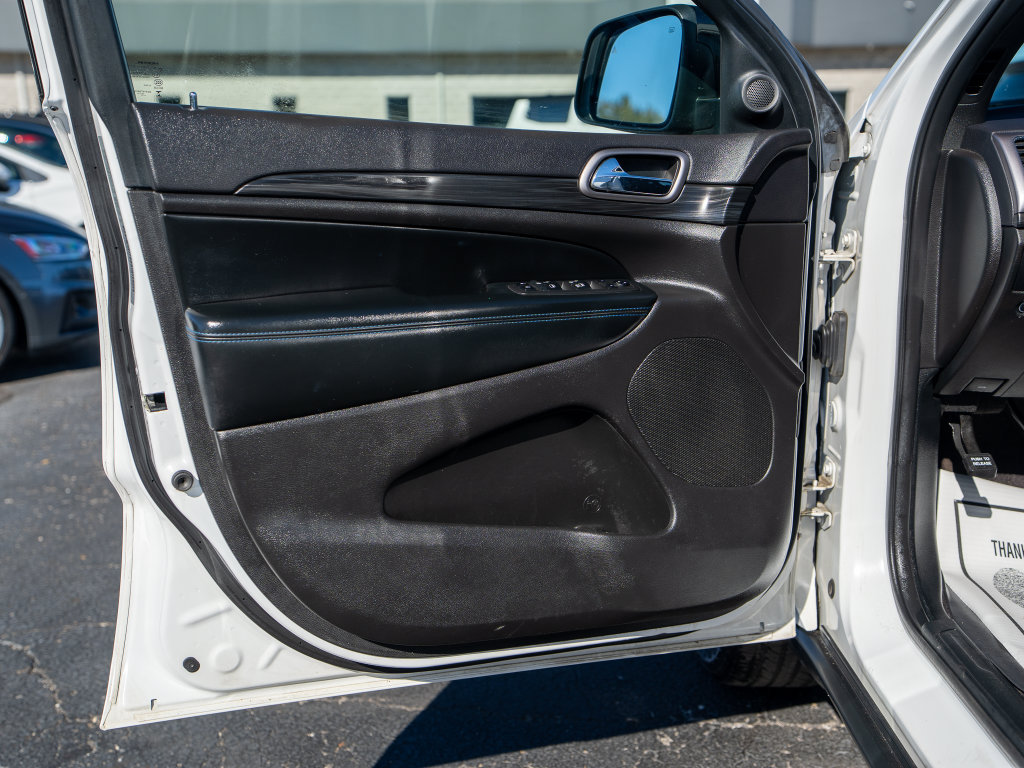 Used 2019 Jeep Grand Cherokee Laredo AWD/4WD image 9
