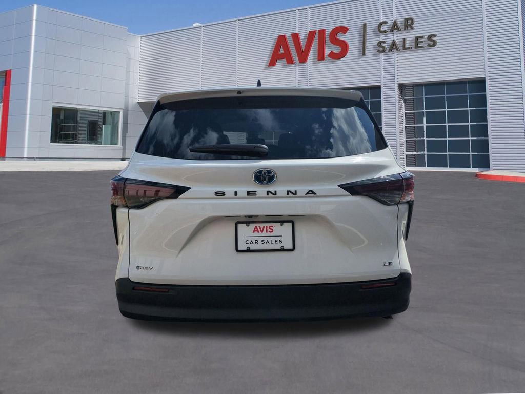 Used 2025 Toyota Sienna LE image 7