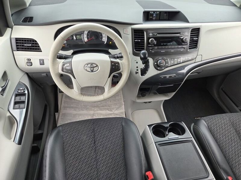 Used 2014 Toyota Sienna SE FWD image 10