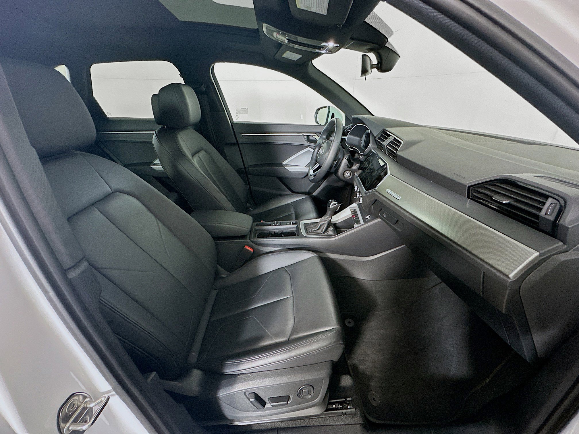 Used 2025 Audi Q3 2.0T Premium image 32