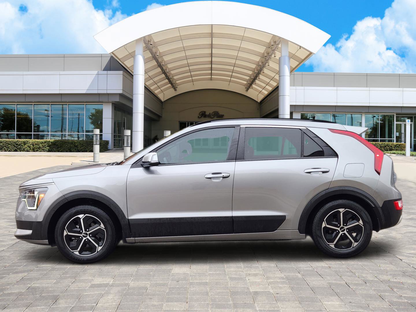 Used 2023 Kia Niro EX image 3