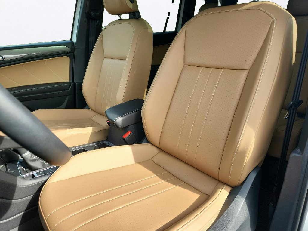 Certified 2024 Volkswagen Tiguan SE w/ Panoramic Sunroof Package AWD/4WD image 11