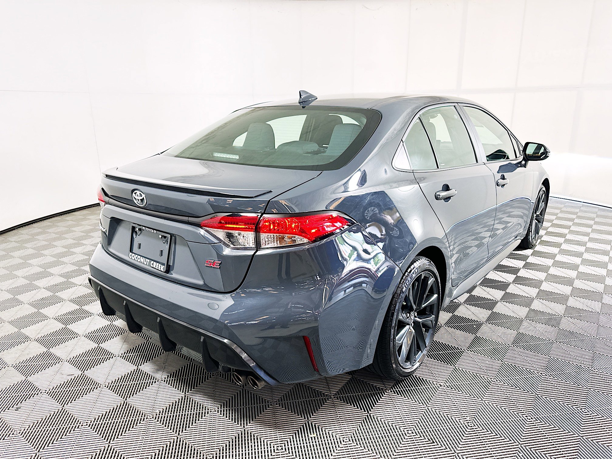 Used 2024 Toyota Corolla SE FWD image 3