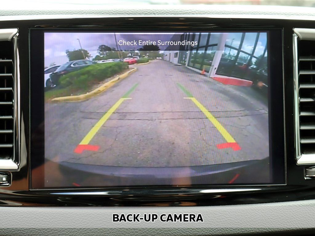 Used 2023 Chrysler Pacifica Touring-L FWD image 6