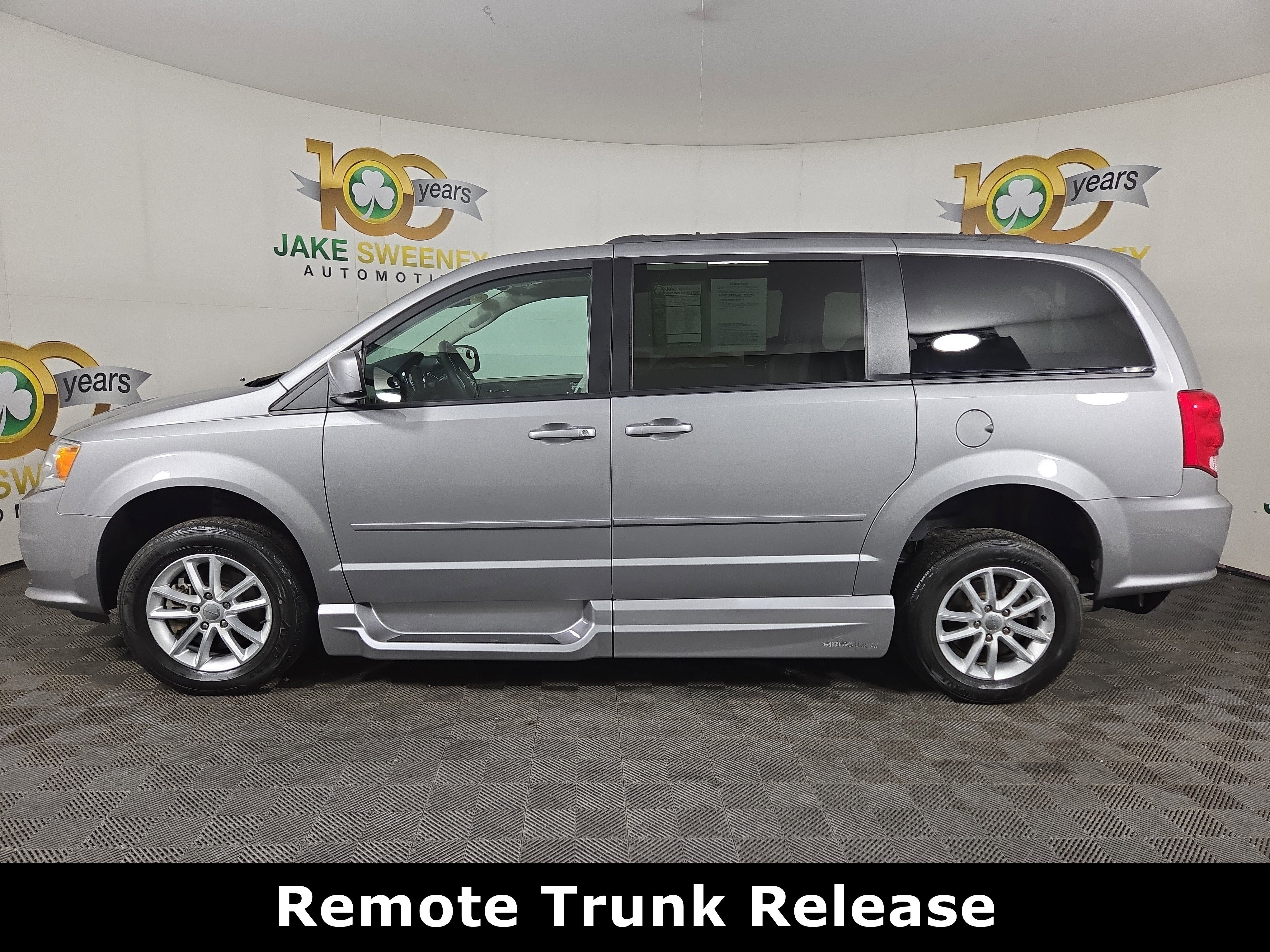 Used 2016 Dodge Grand Caravan SXT w/ UConnect Hands-Free Group image 6