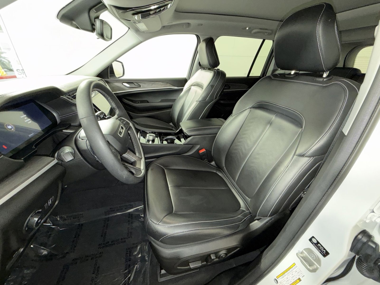 Used 2023 Jeep Grand Cherokee Limited w/ Black Appearance Package image 13