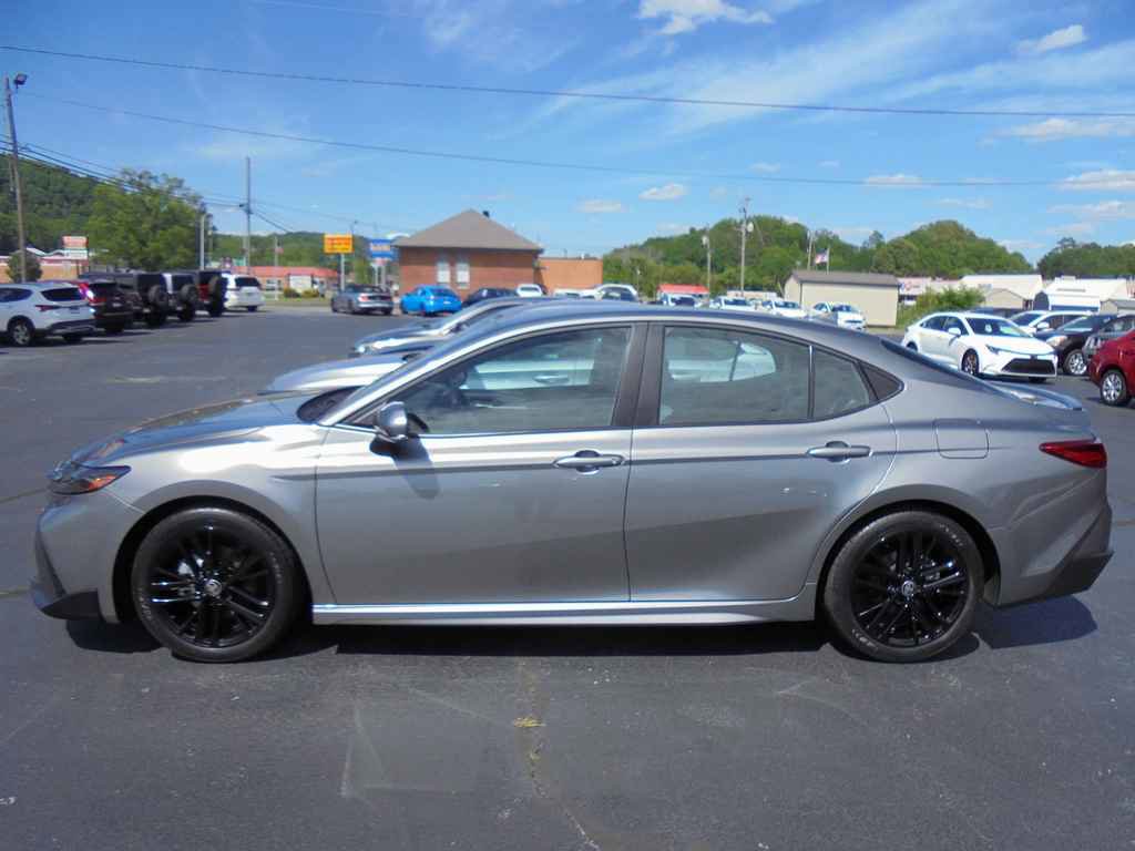 Used 2025 Toyota Camry XLE image 1