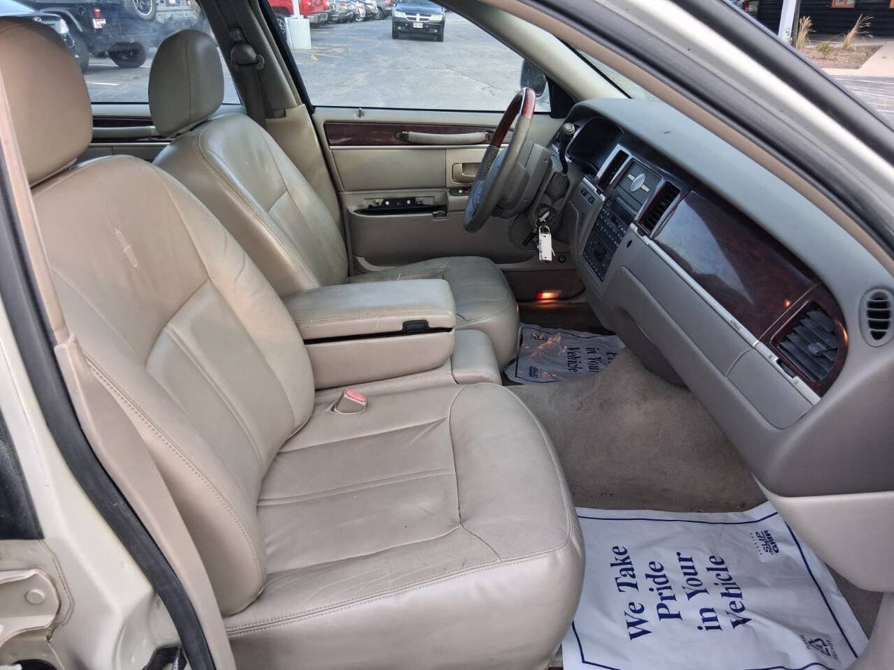 Used 2005 Lincoln Town Car Signature Limited RWD image 14