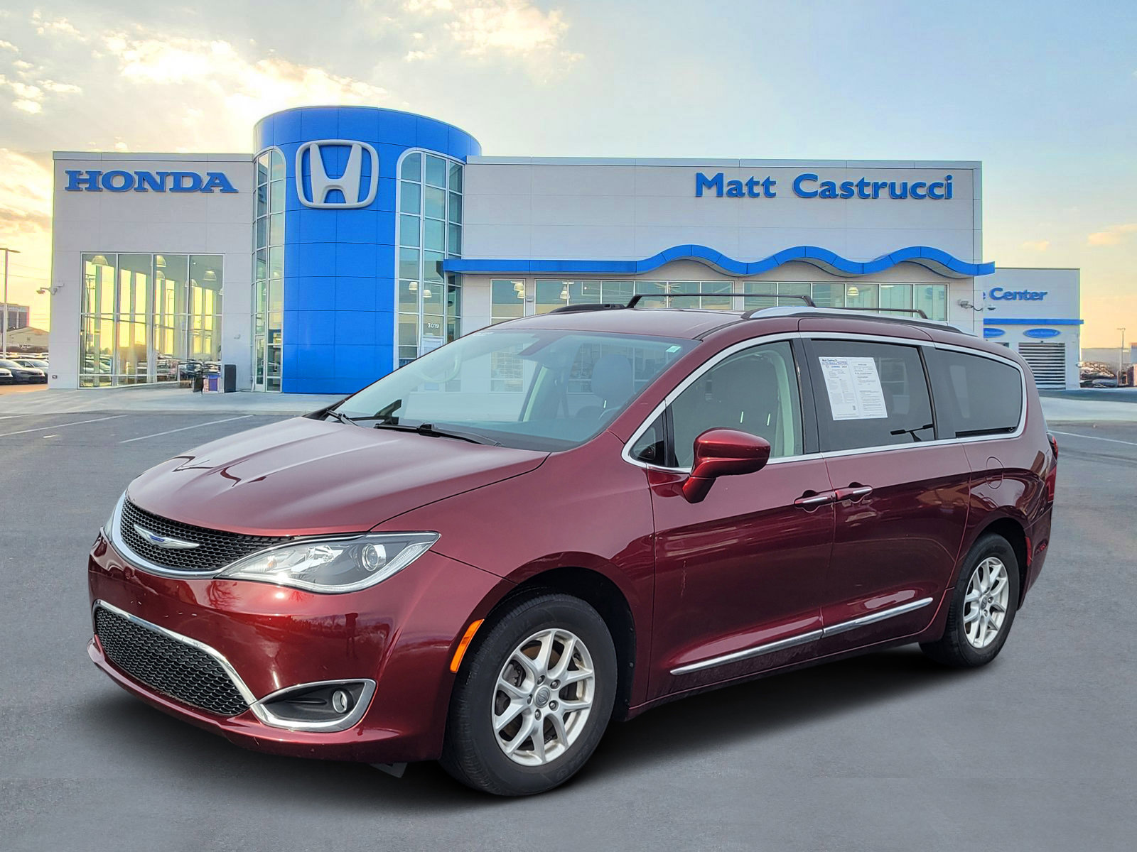 Used 2020 Chrysler Pacifica Touring-L FWD image 2