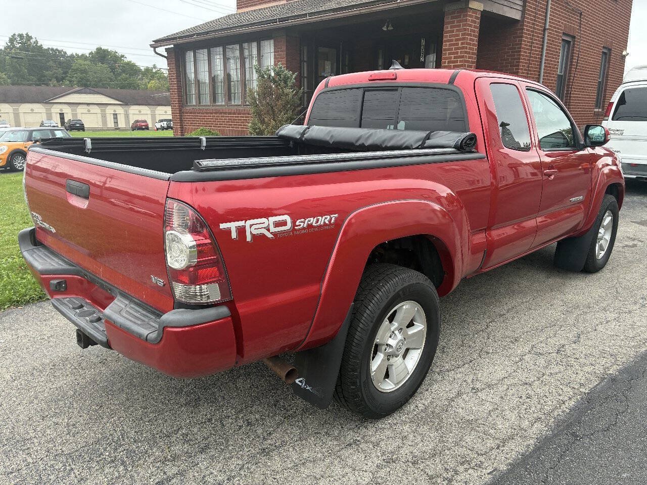 Used 2015 Toyota Tacoma 4x4 Access Cab V6 w/ TRD Sport Package image 4