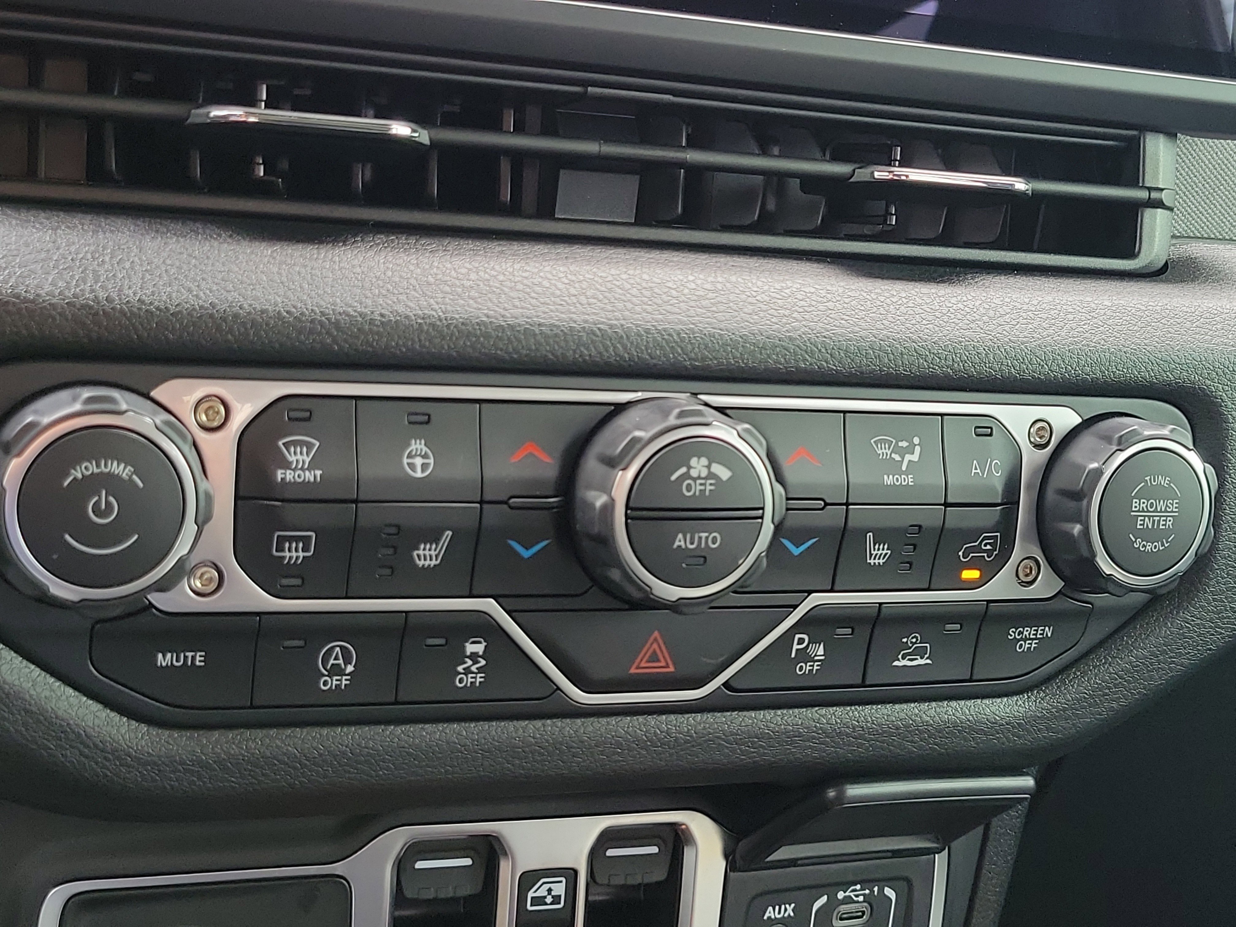 Used 2025 Jeep Wrangler Willys AWD/4WD image 21