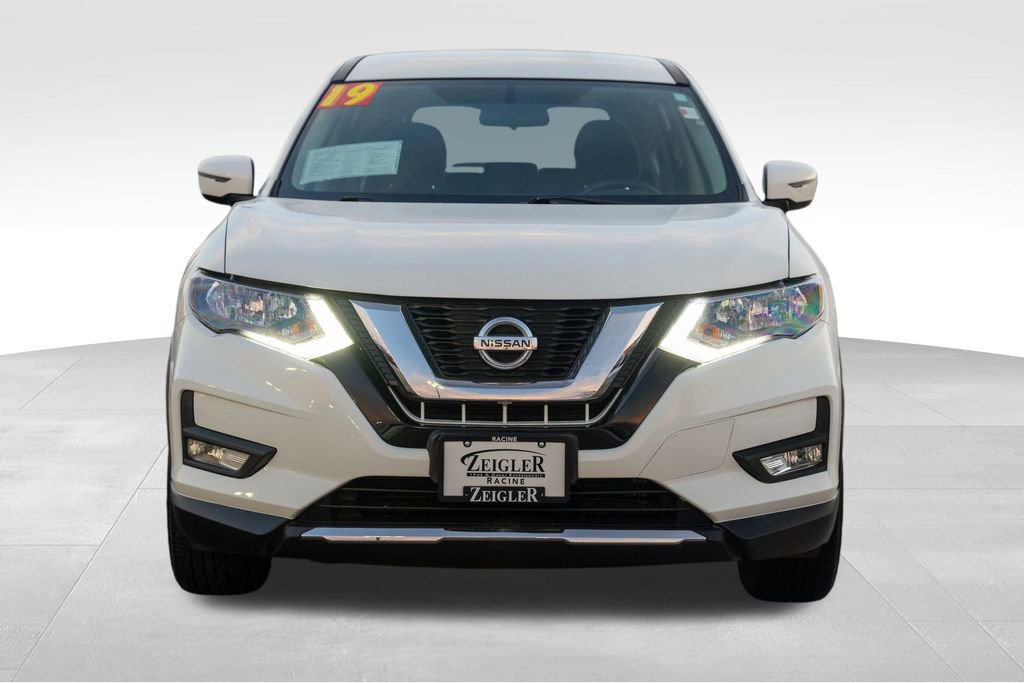Used 2019 Nissan Rogue SV image 2